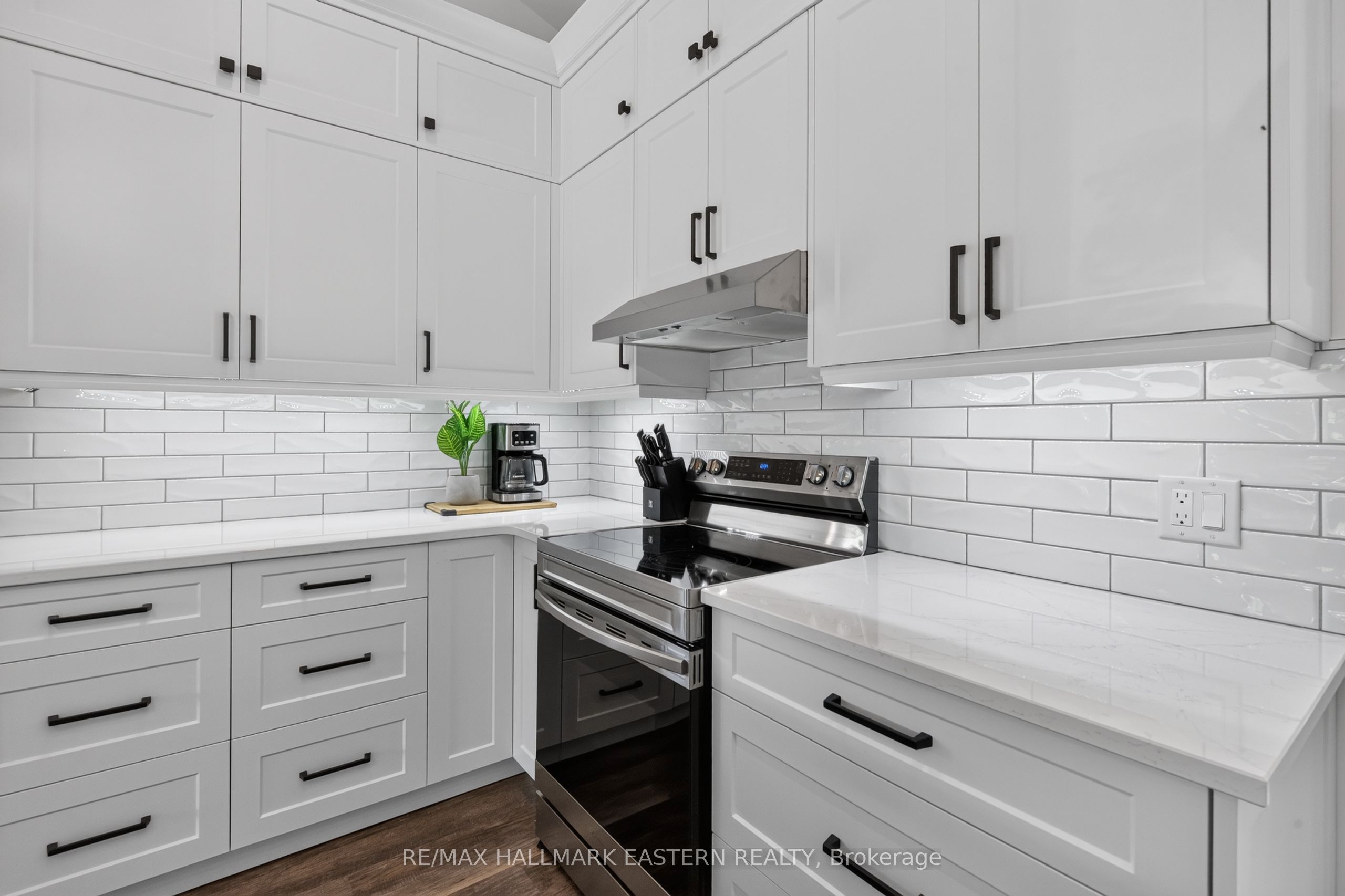 2877 10th Line E Property Photo 15