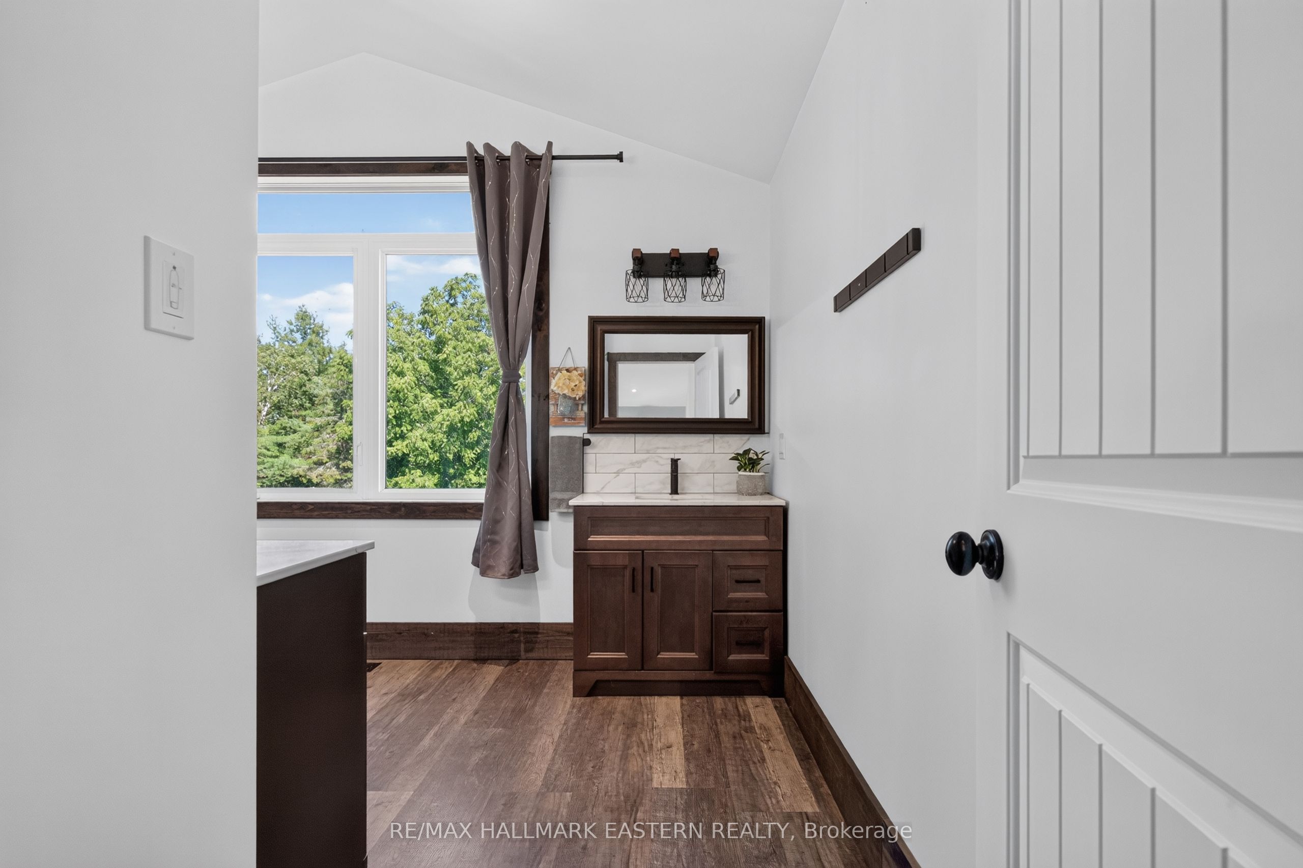 2877 10th Line E Property Photo 34