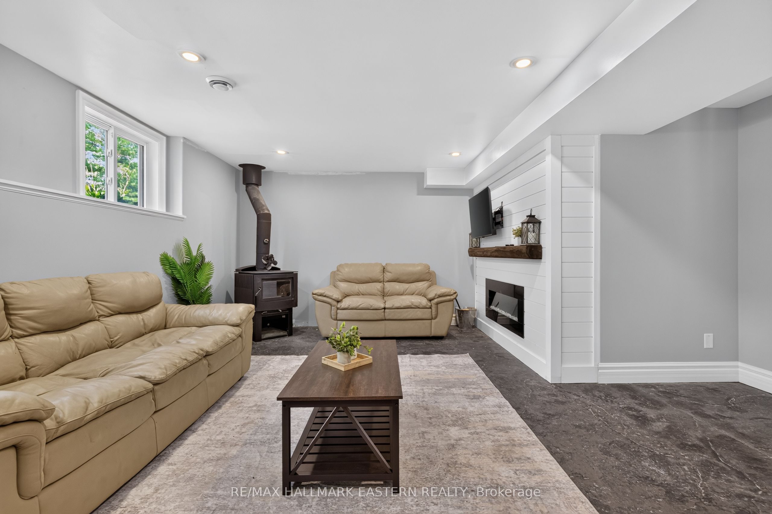 2877 10th Line E Property Photo 37