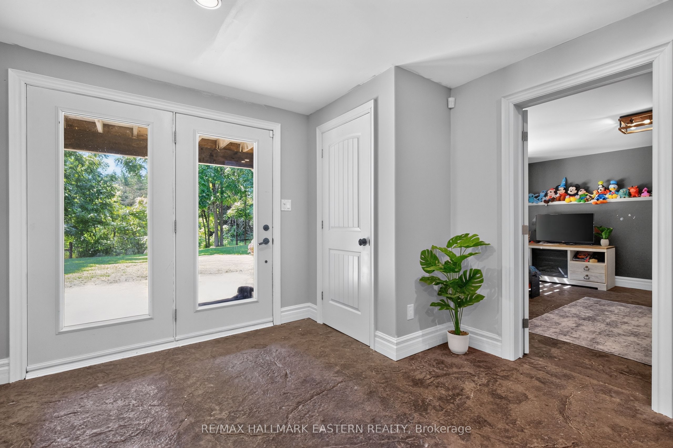 2877 10th Line E Property Photo 42