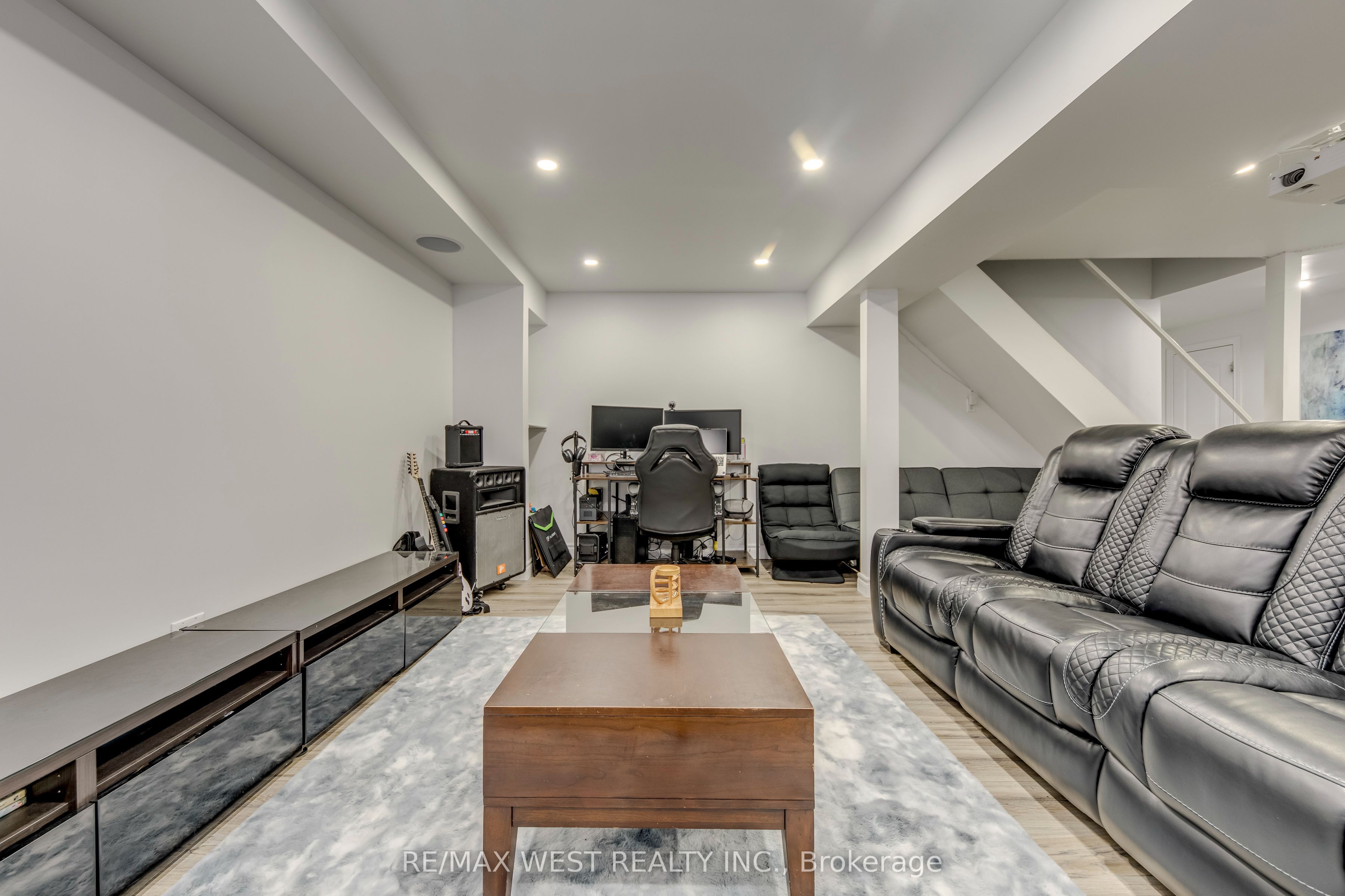 1 Avedisian Street Property Photo 37