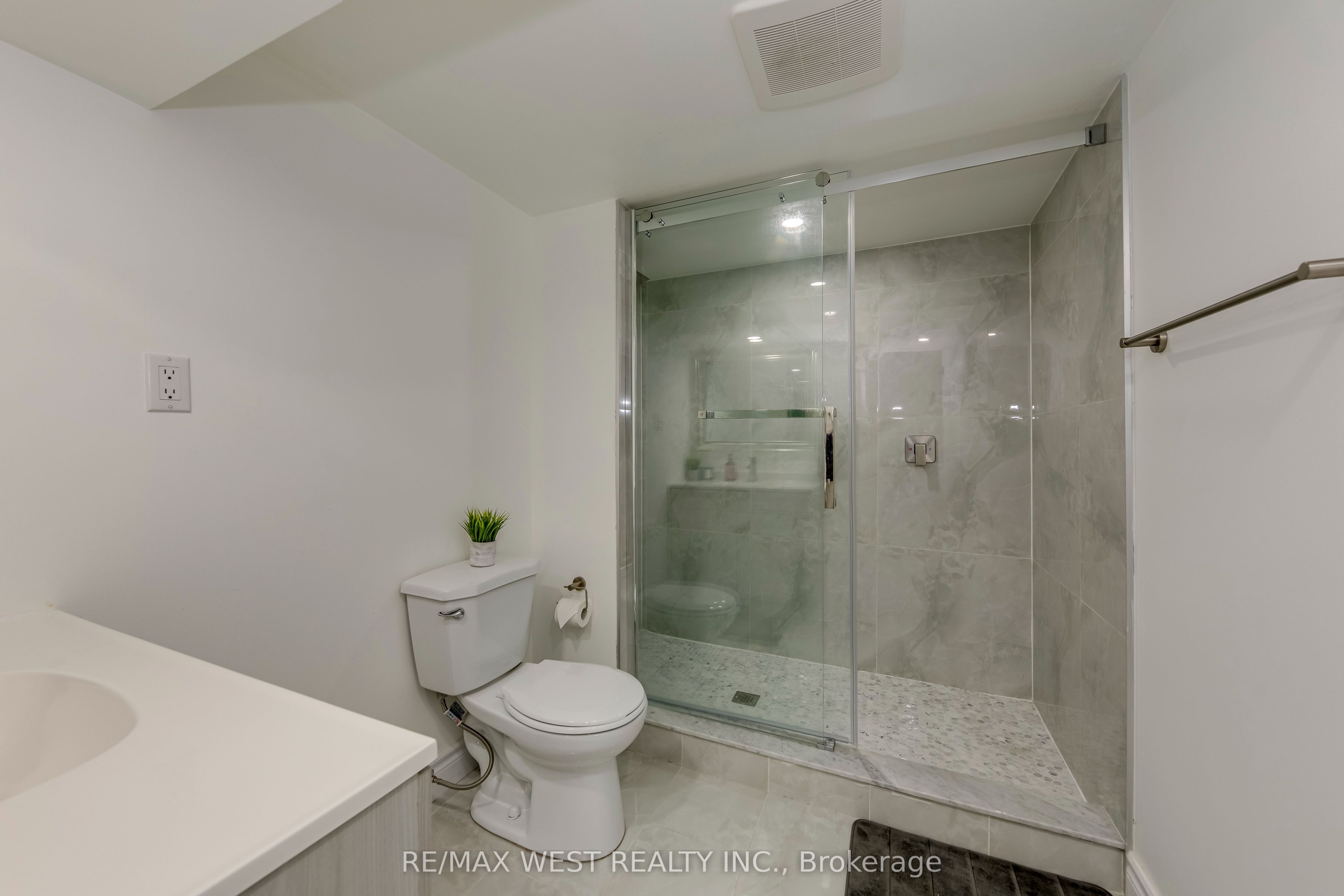 1 Avedisian Street Property Photo 39