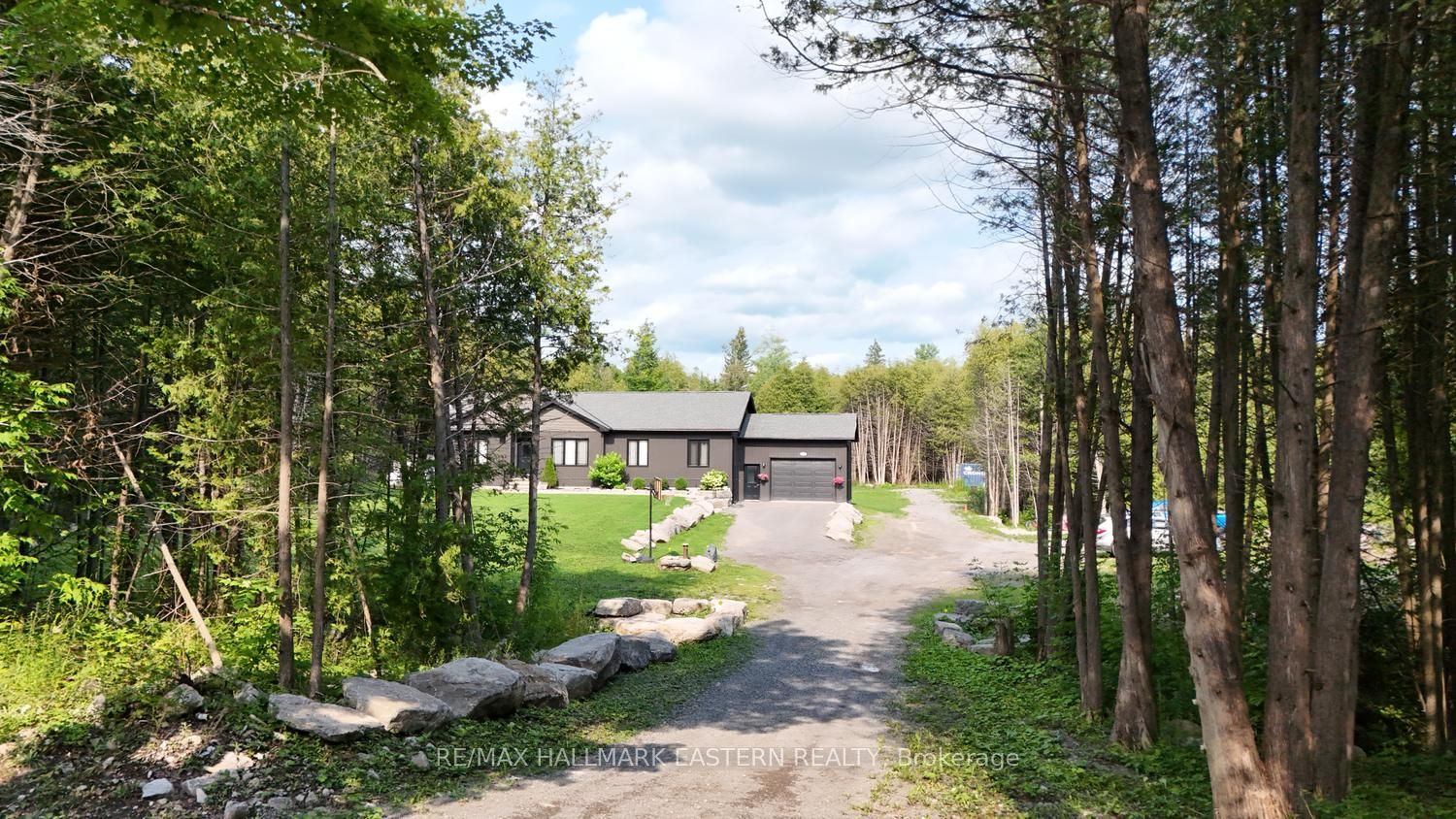 639 8th Line S Property Photo 2