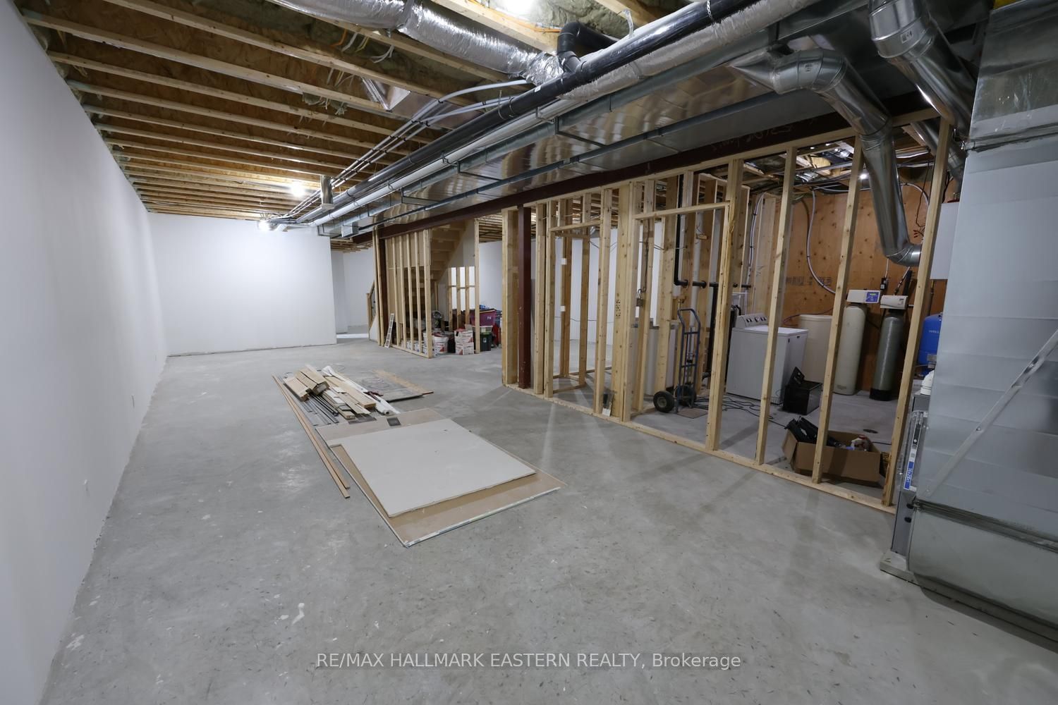 639 8th Line S Property Photo 36
