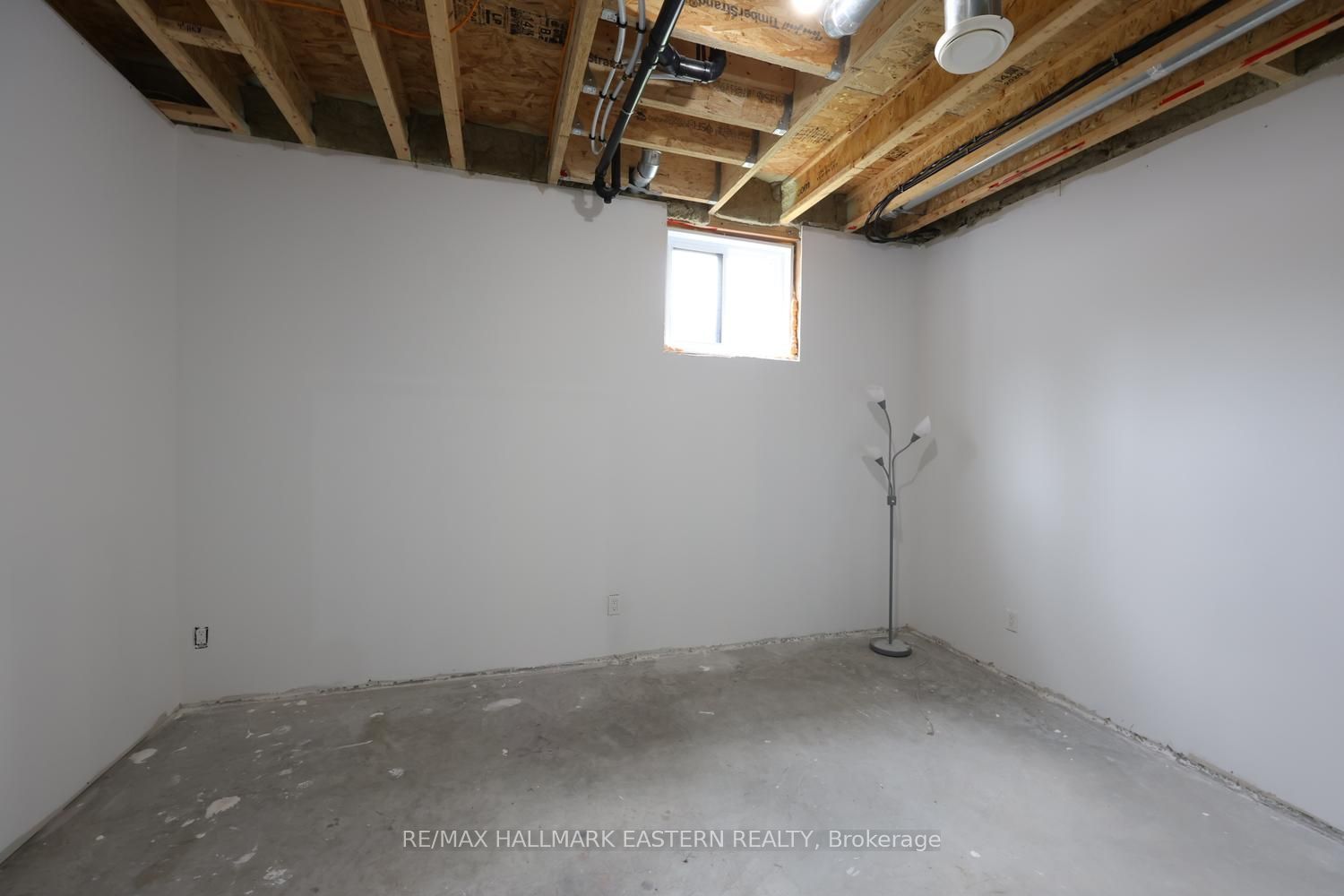 639 8th Line S Property Photo 37