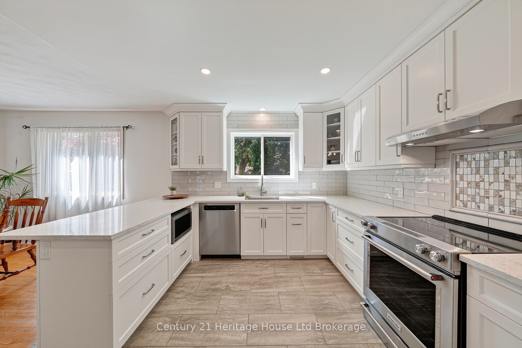 812 Hughson Street Property Photo 6