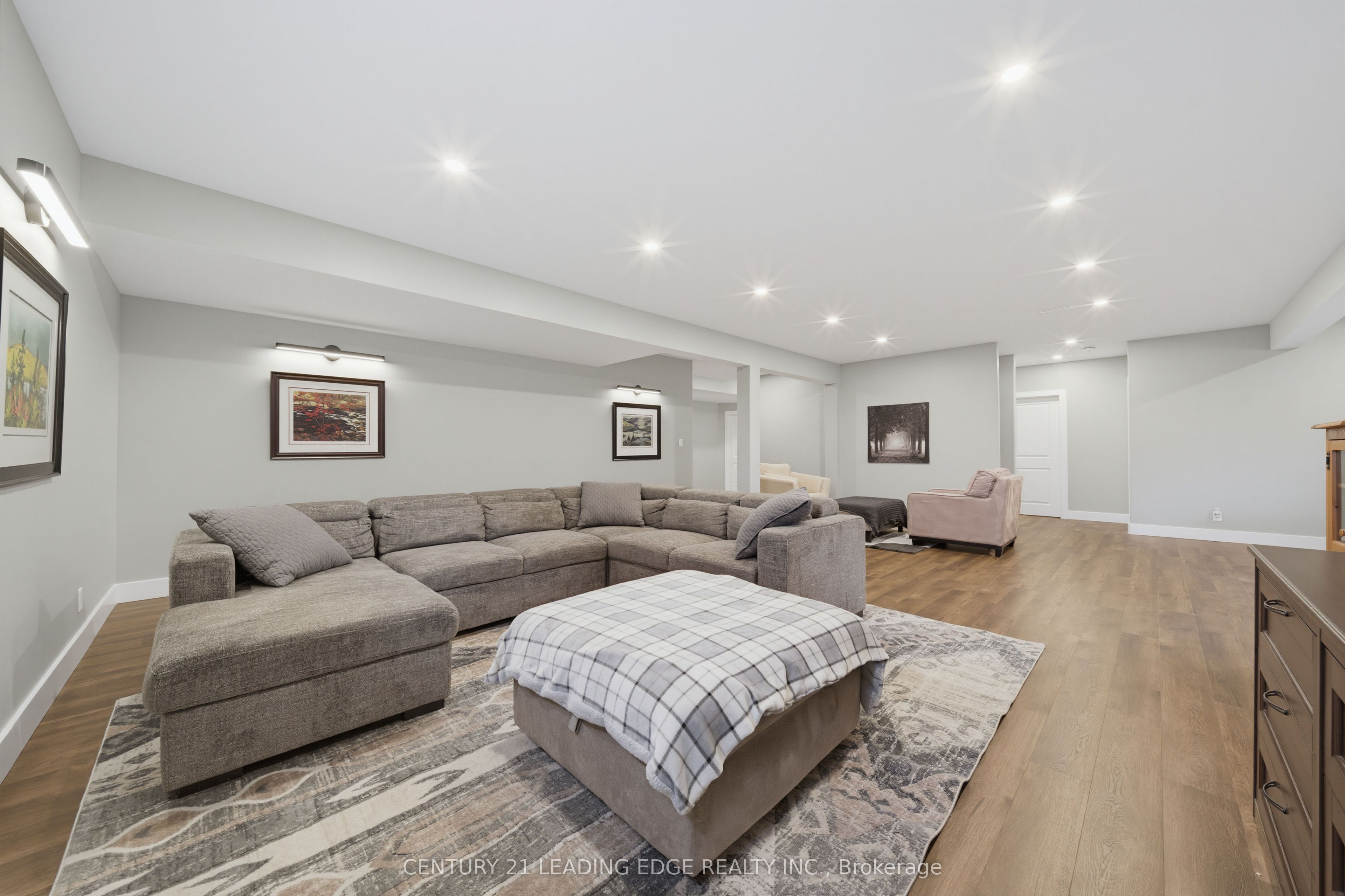 9 Leaside Street Property Photo 43