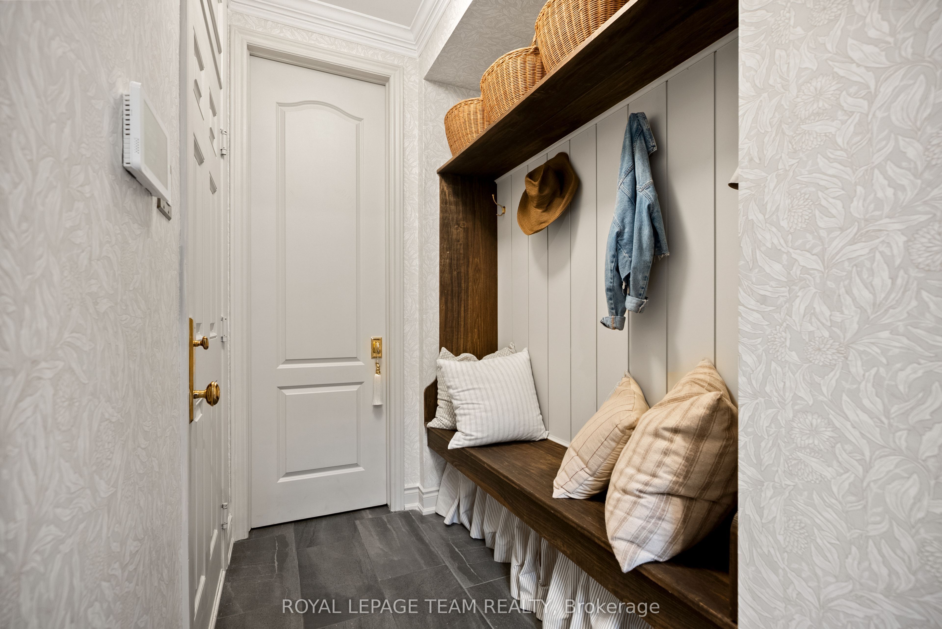 4865 Abbott Street E Property Photo 5