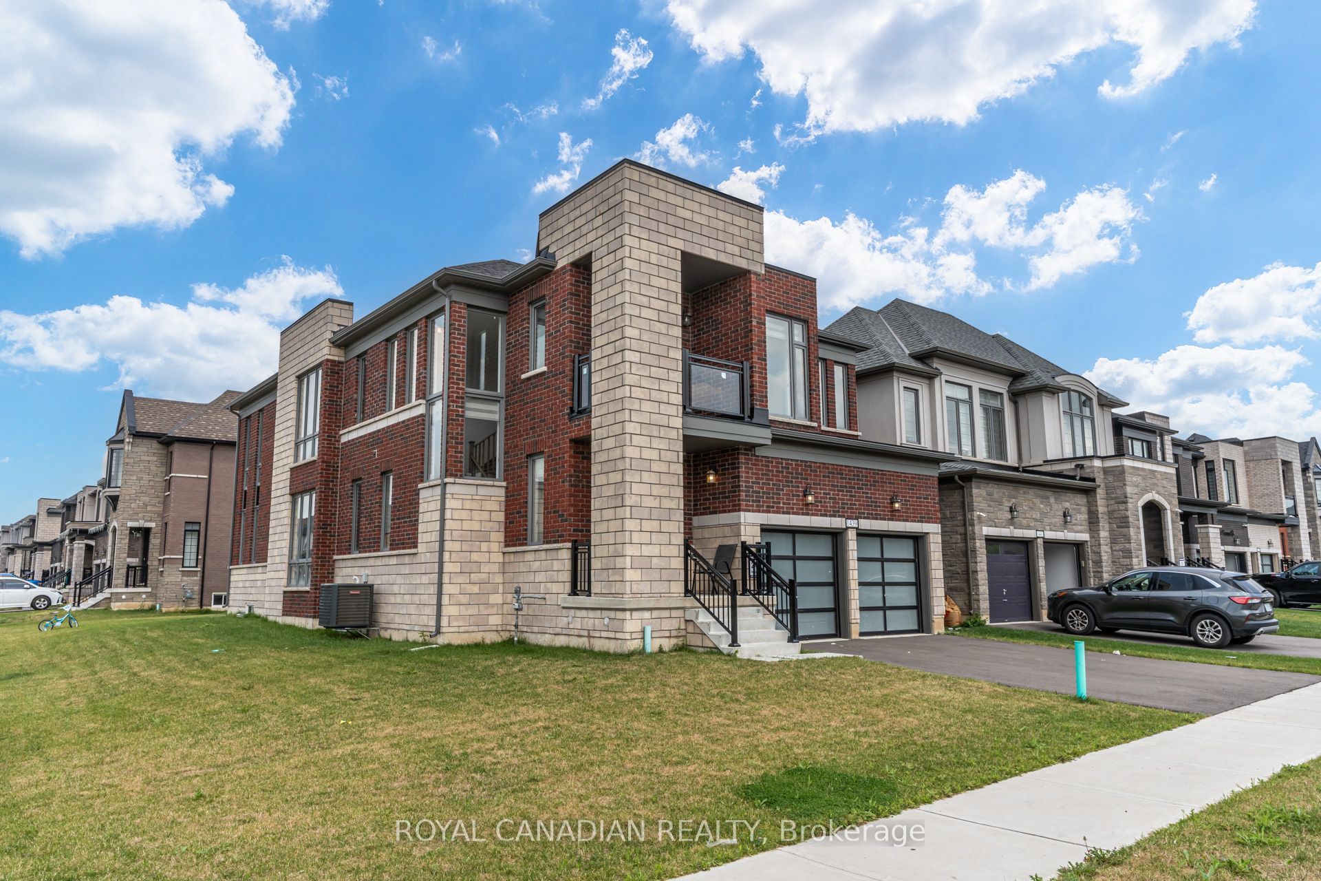 1439 Upper Thames Drive Property Photo 8