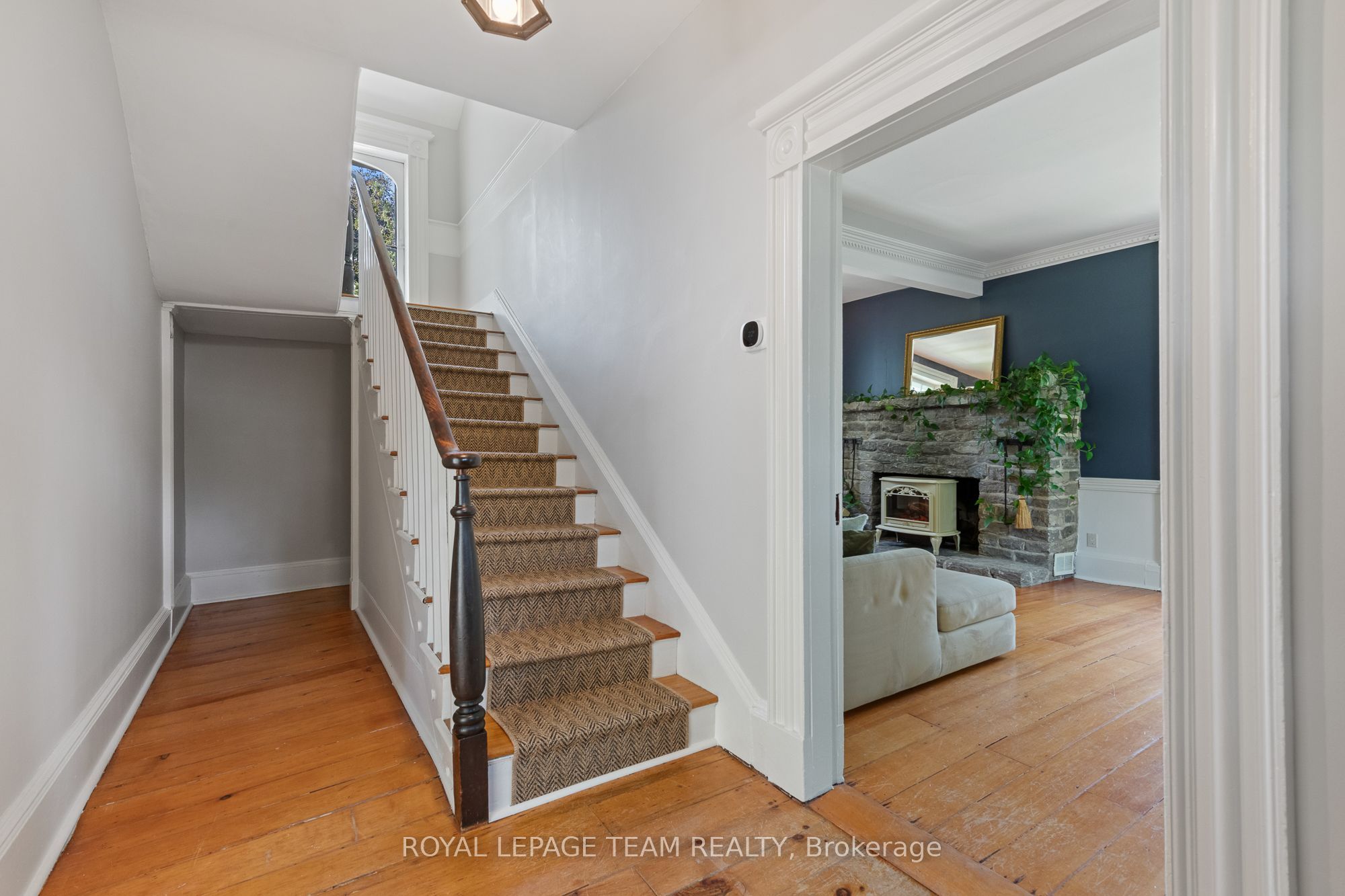 256 Wilson Street N Property Photo 6