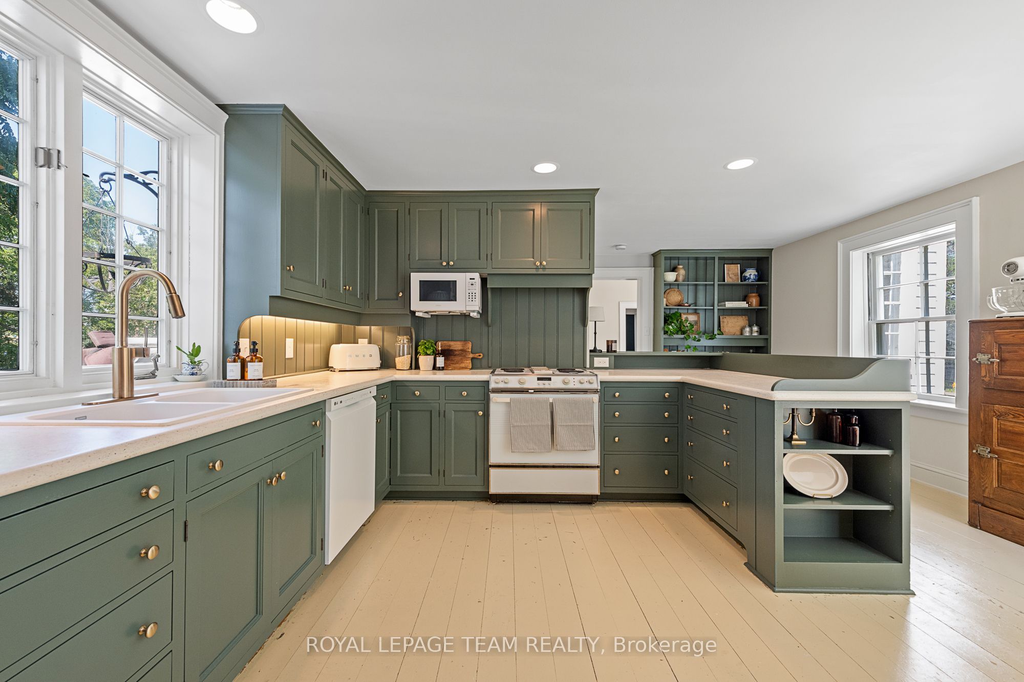 256 Wilson Street N Property Photo 12