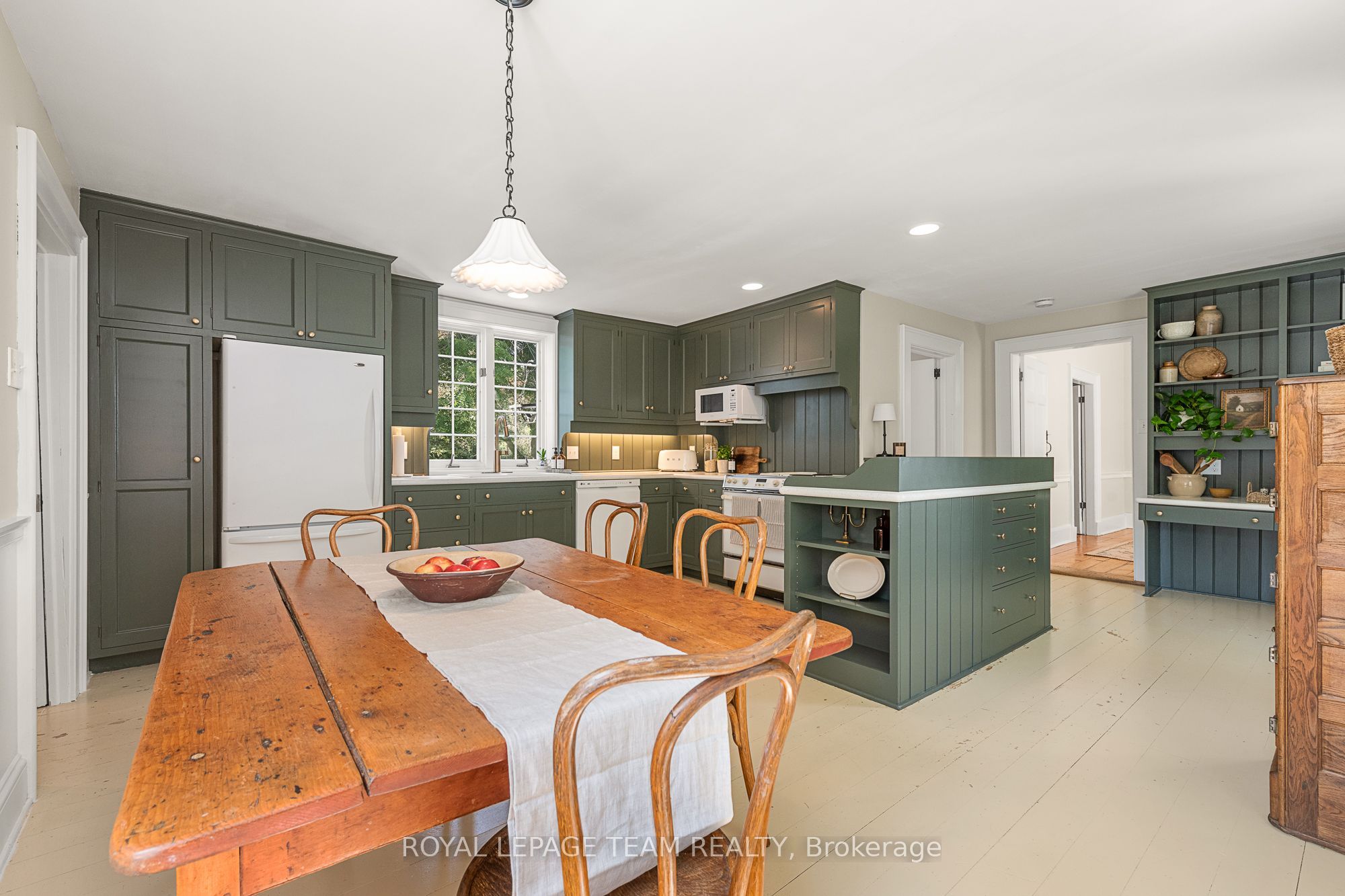 256 Wilson Street N Property Photo 13