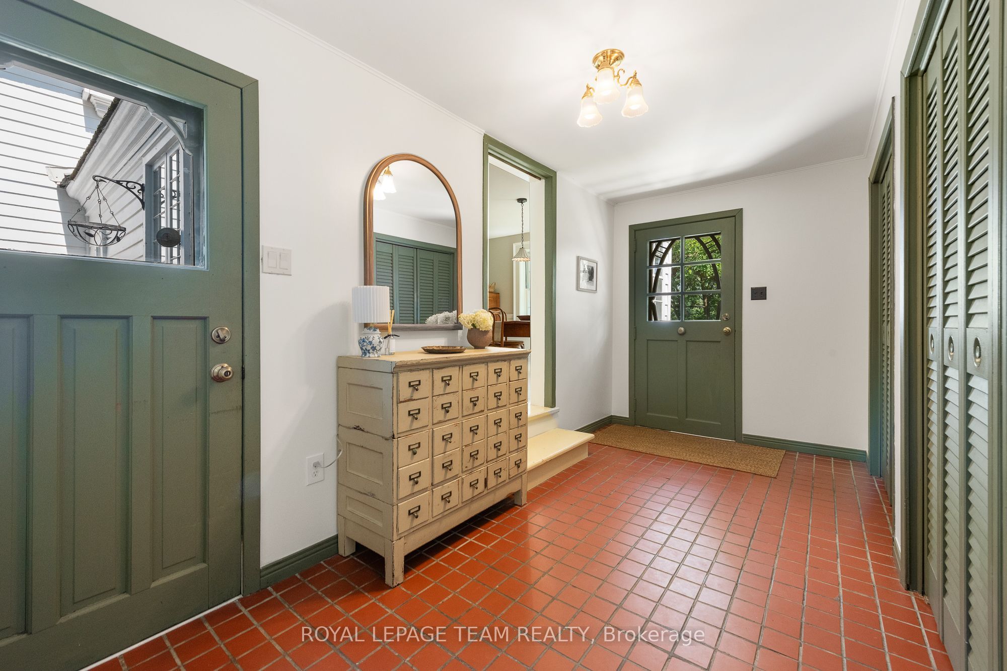 256 Wilson Street N Property Photo 14