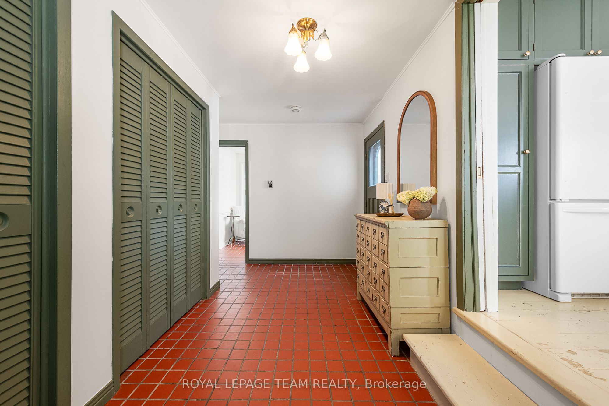 256 Wilson Street N Property Photo 16