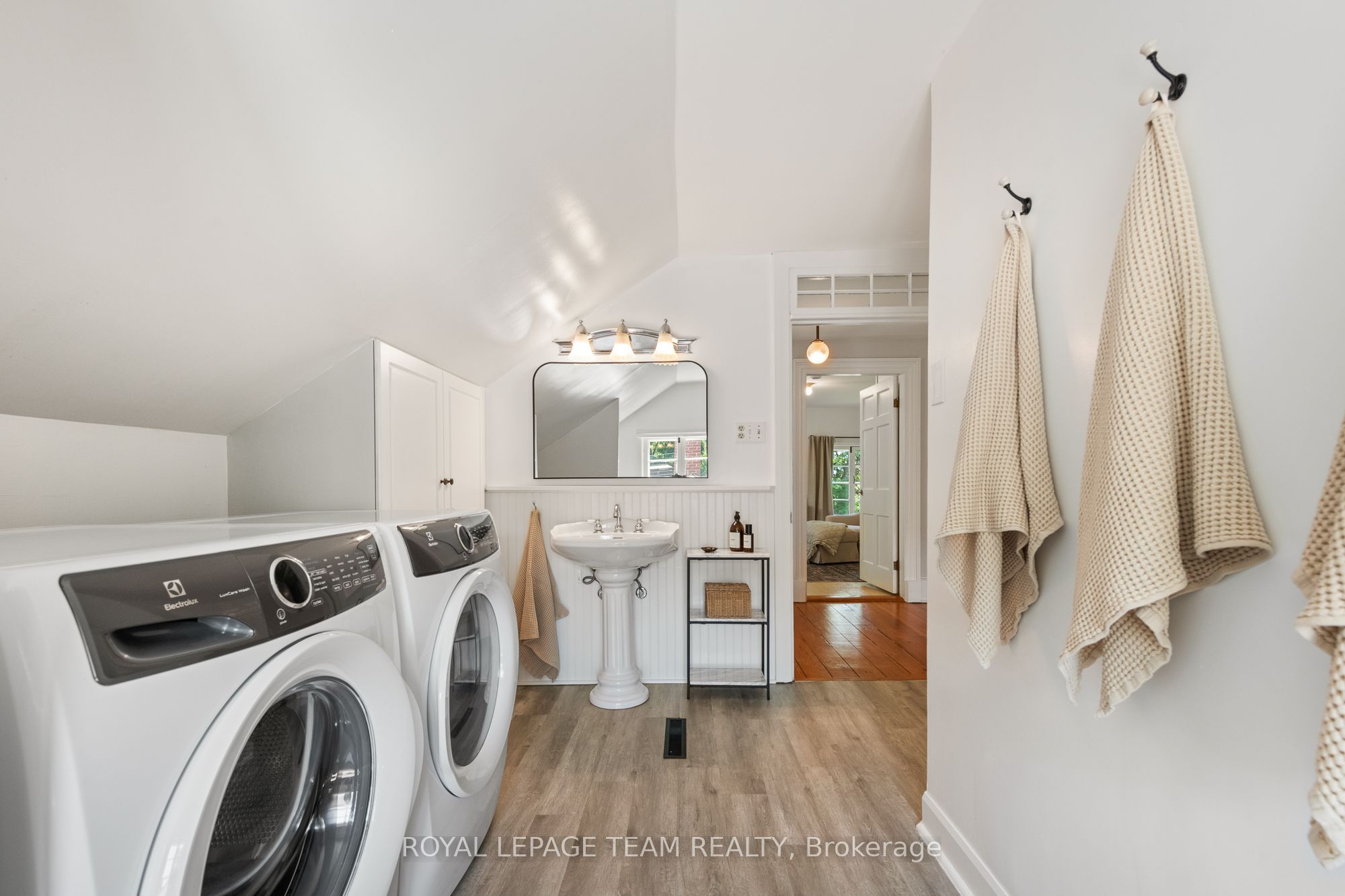 256 Wilson Street N Property Photo 28