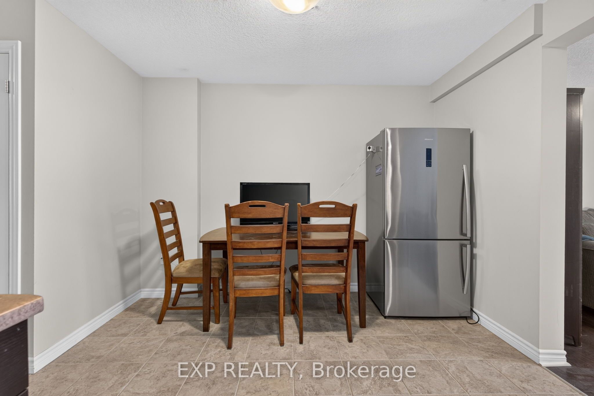 930 Silverfox Crescent Property Photo 6