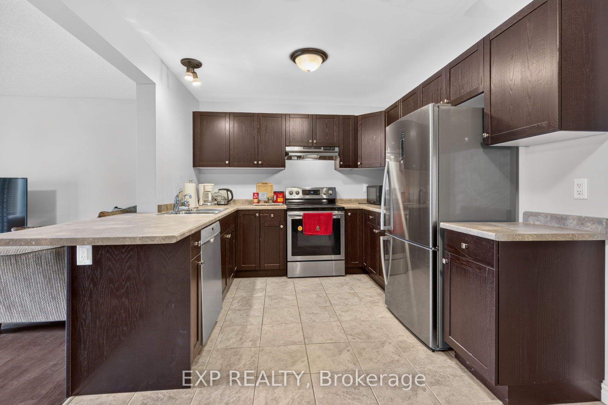 930 Silverfox Crescent Property Photo 7