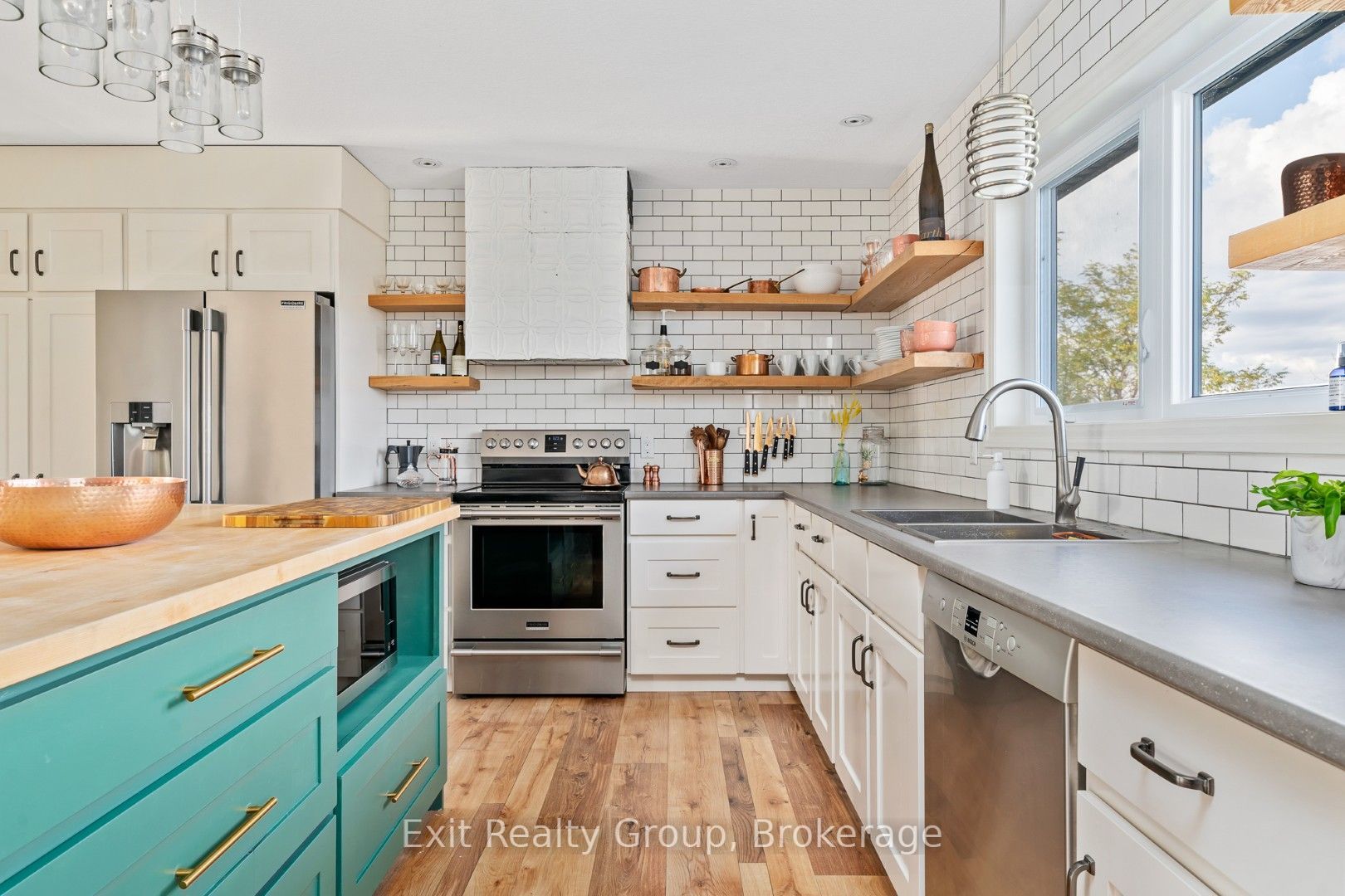 20858 Loyalist Parkway Property Photo 4
