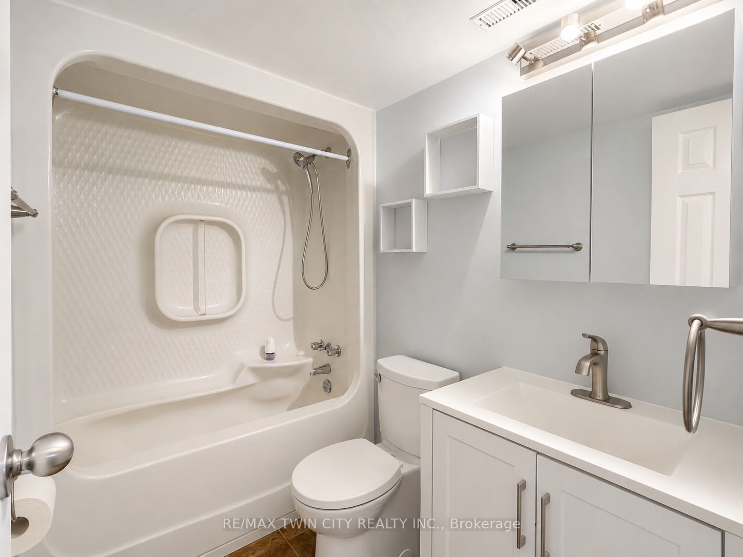 266 Overlea Drive 402 Property Photo 12
