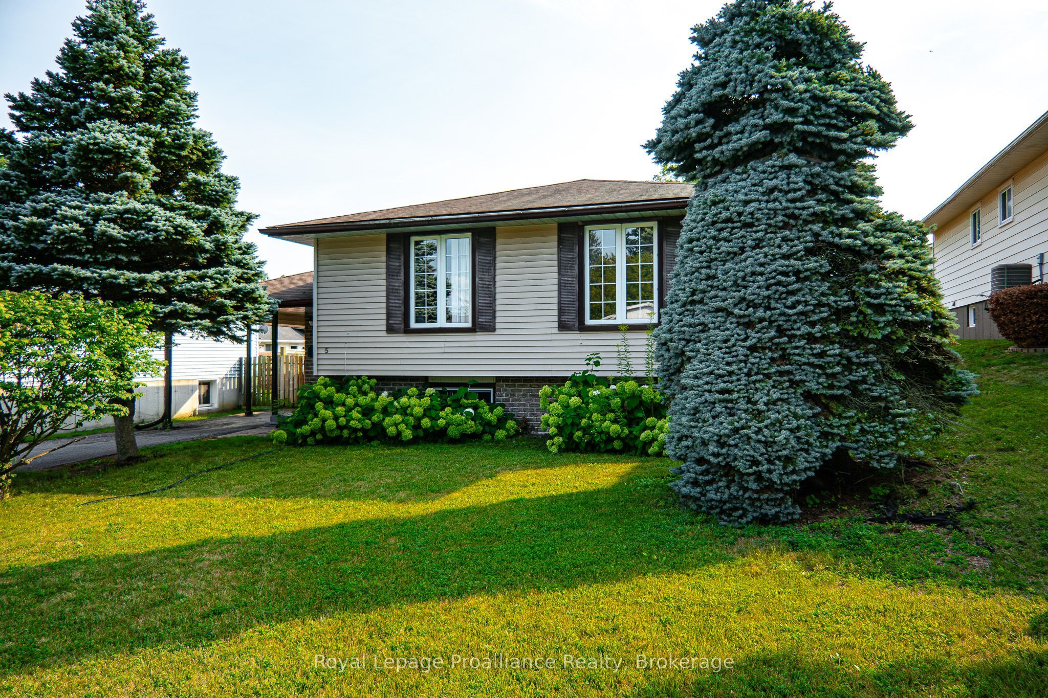 5 Van Alstine Drive Property Photo 1