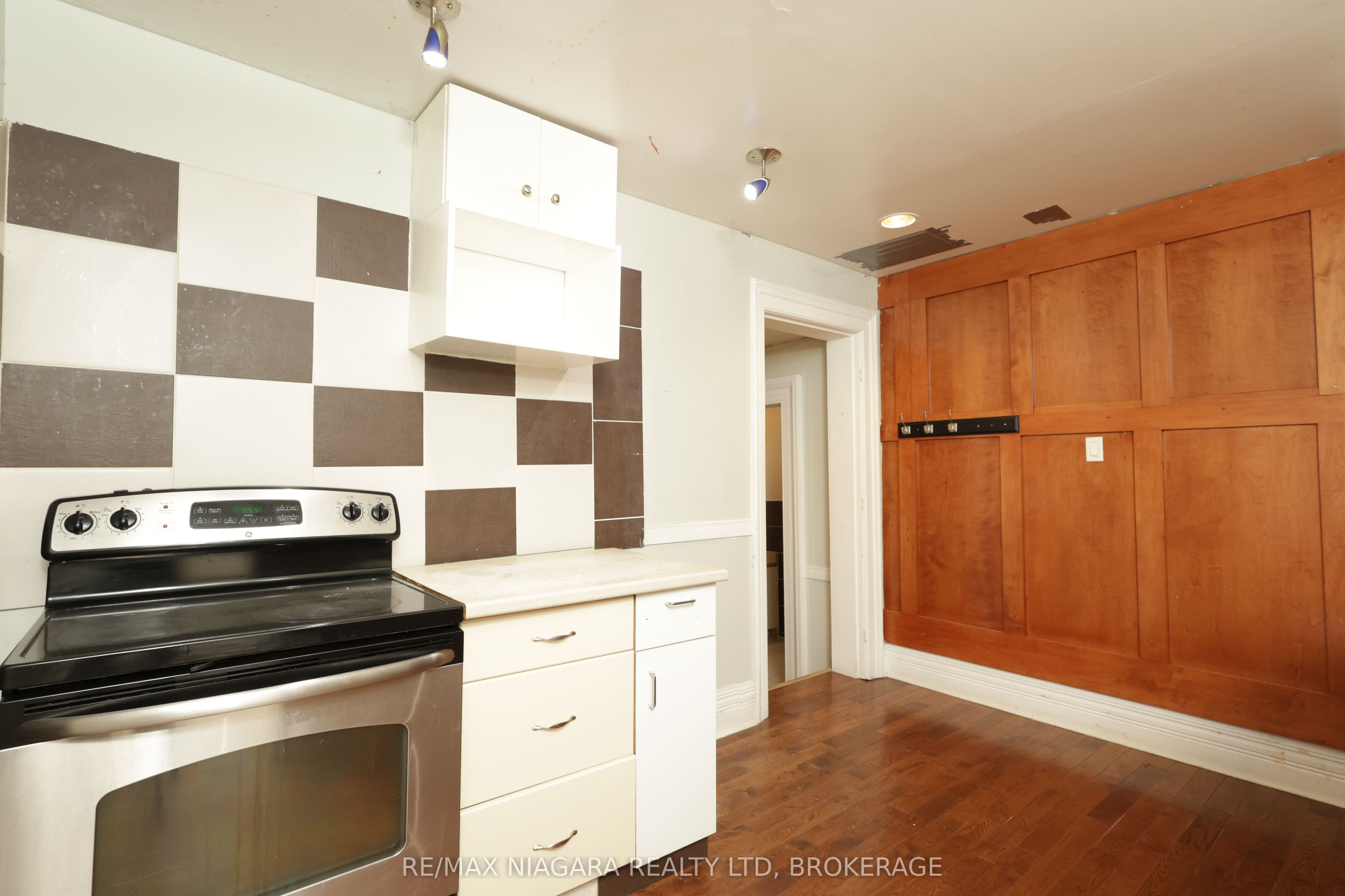 22 Academy Street Property Photo 33