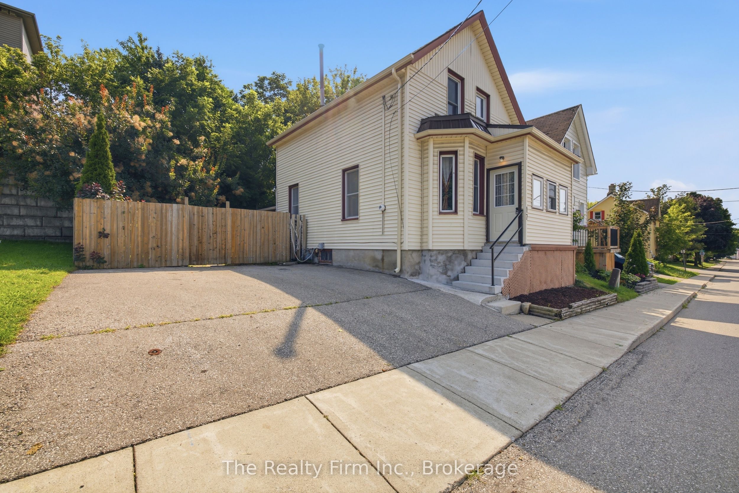 17 Douglas Street Property Photo 2