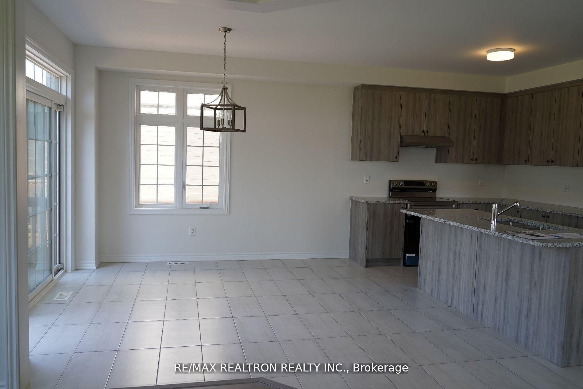 465 Hornbeck Street E Property Photo 4