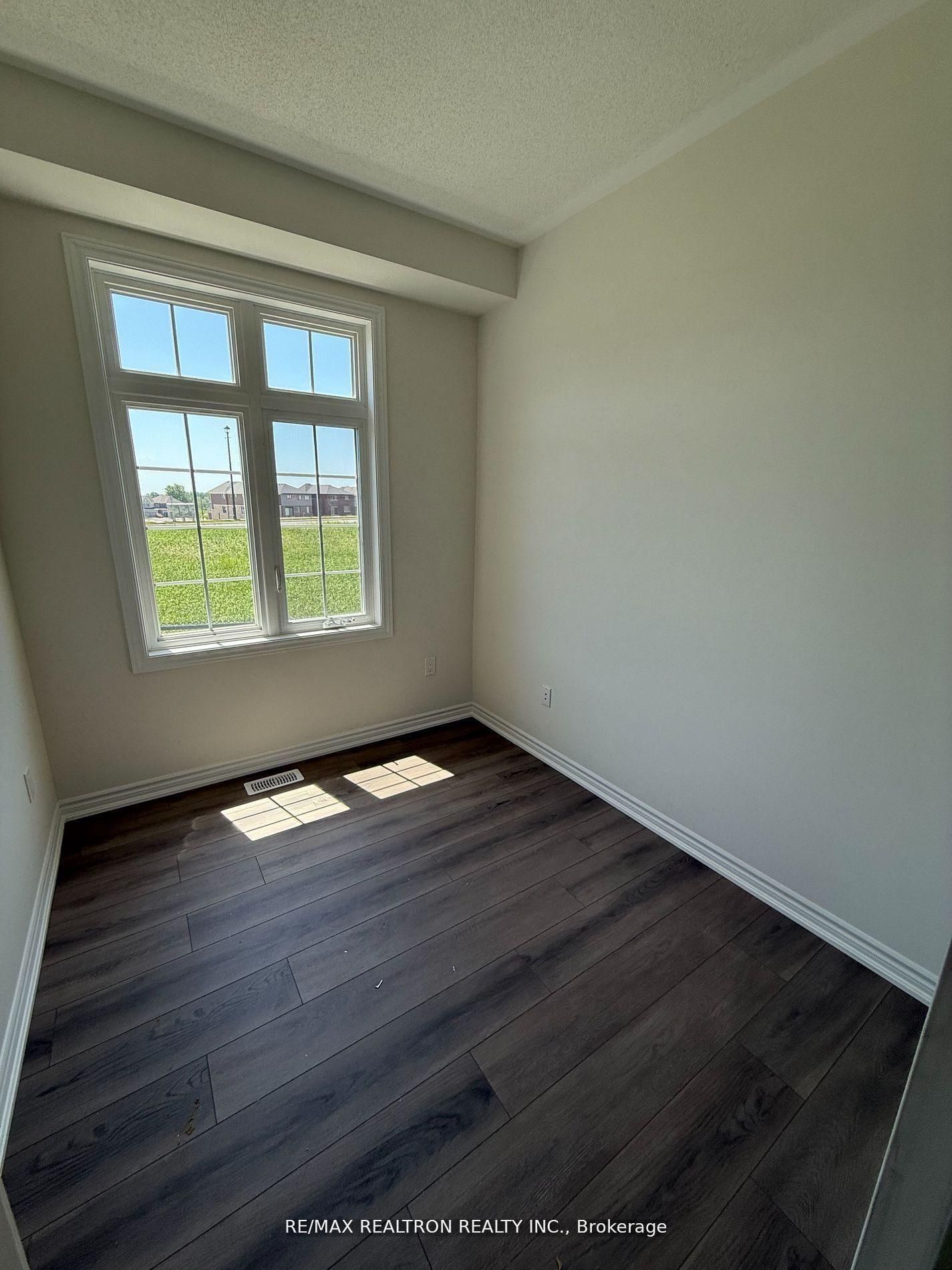 465 Hornbeck Street E Property Photo 8
