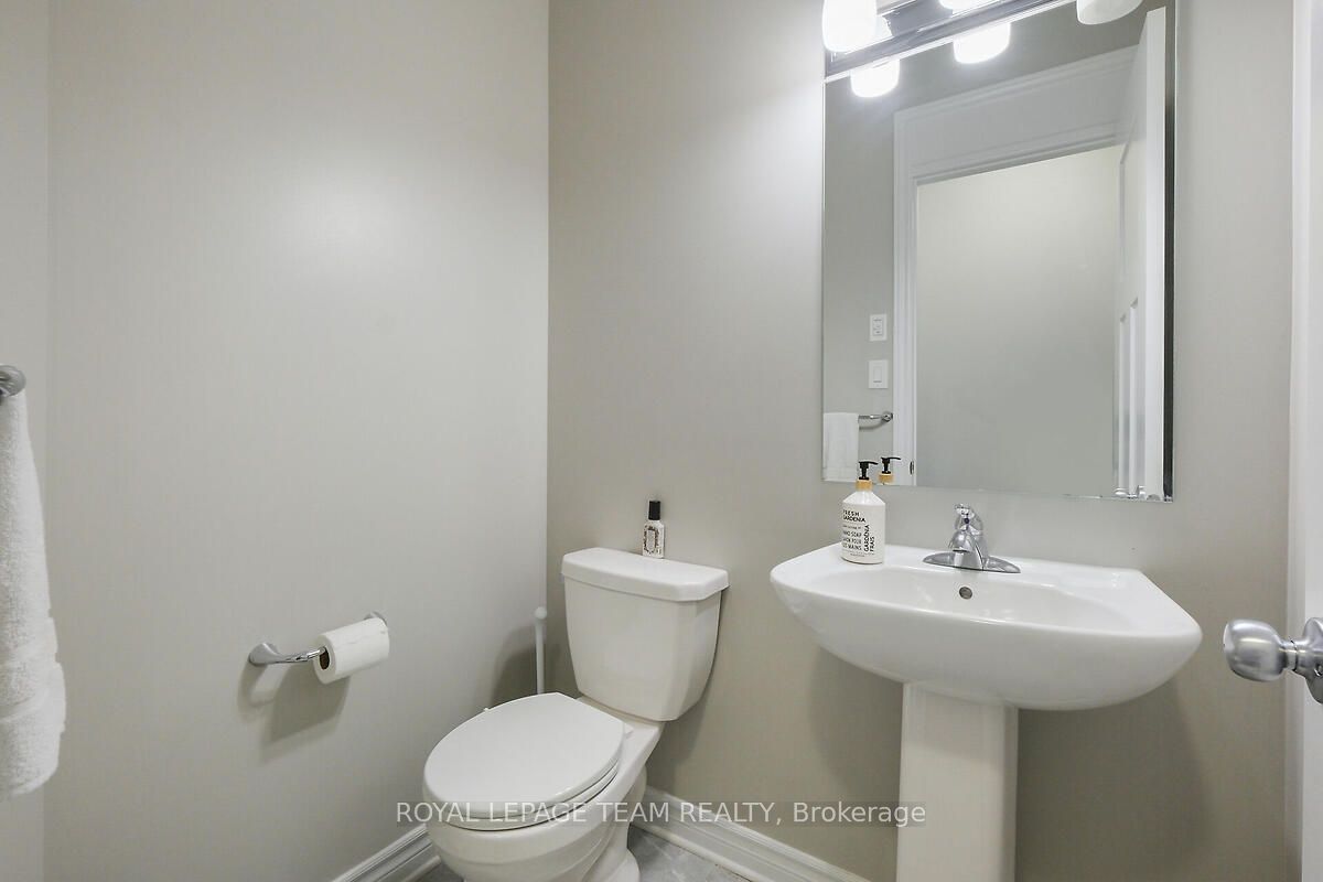 253 Fergus Crescent Property Photo 22