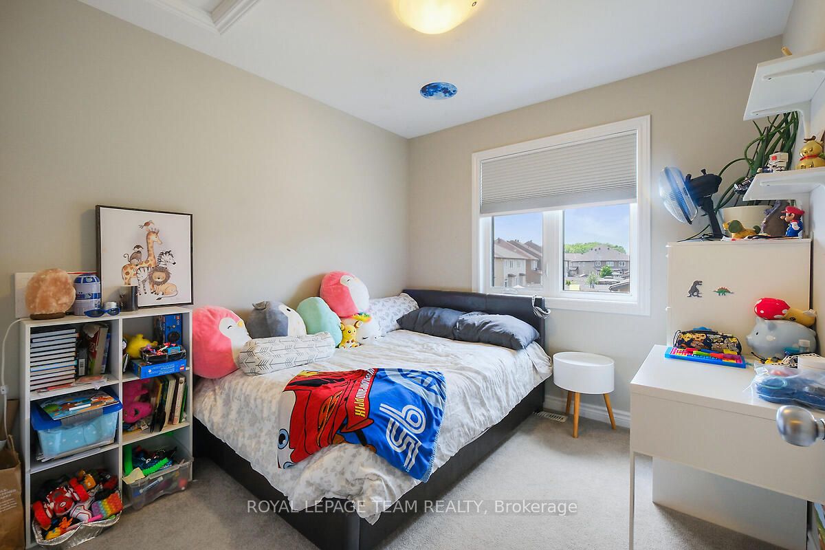 253 Fergus Crescent Property Photo 25