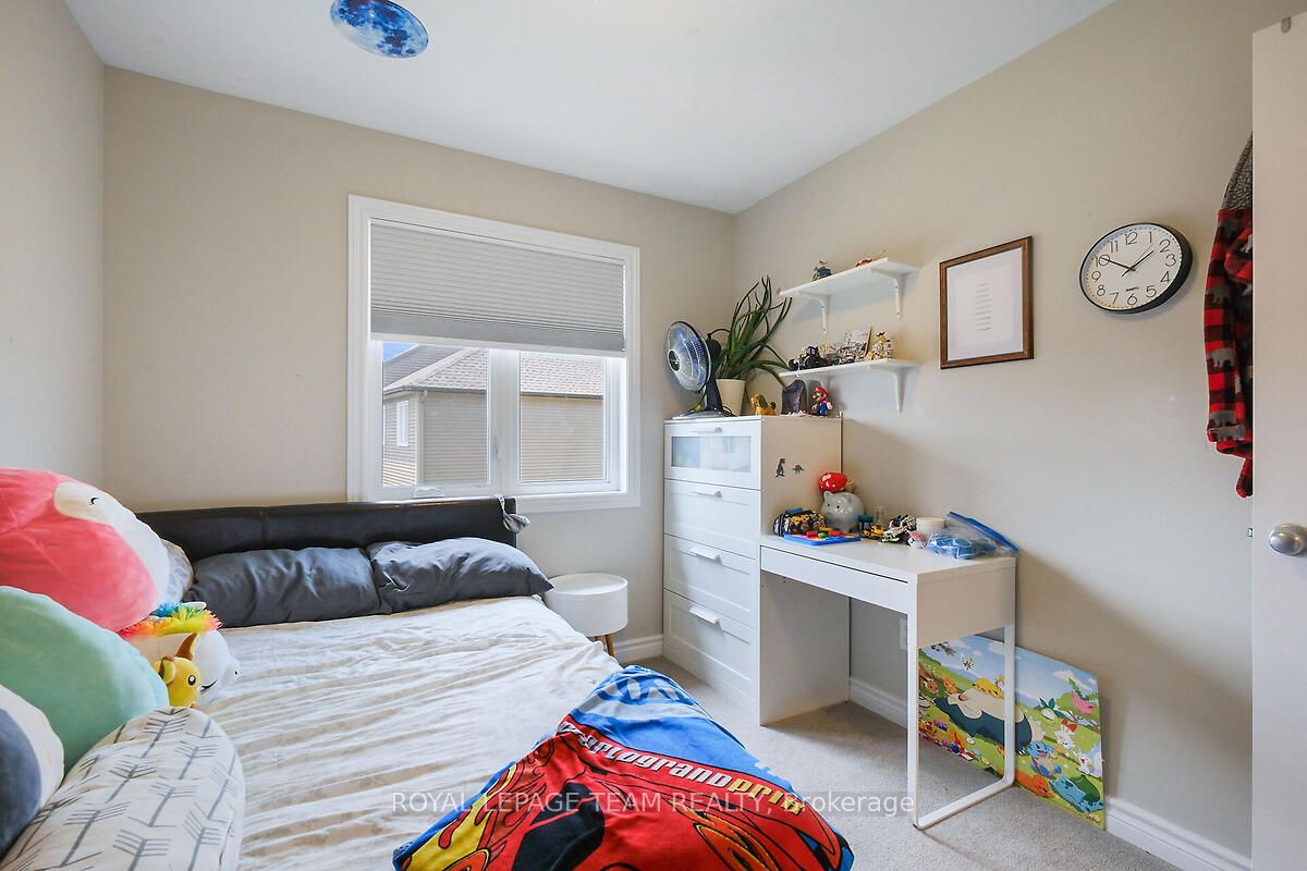 253 Fergus Crescent Property Photo 26