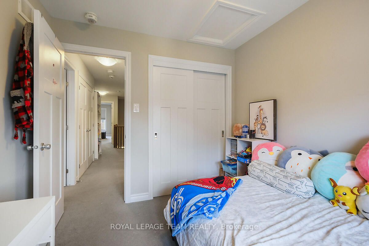 253 Fergus Crescent Property Photo 27