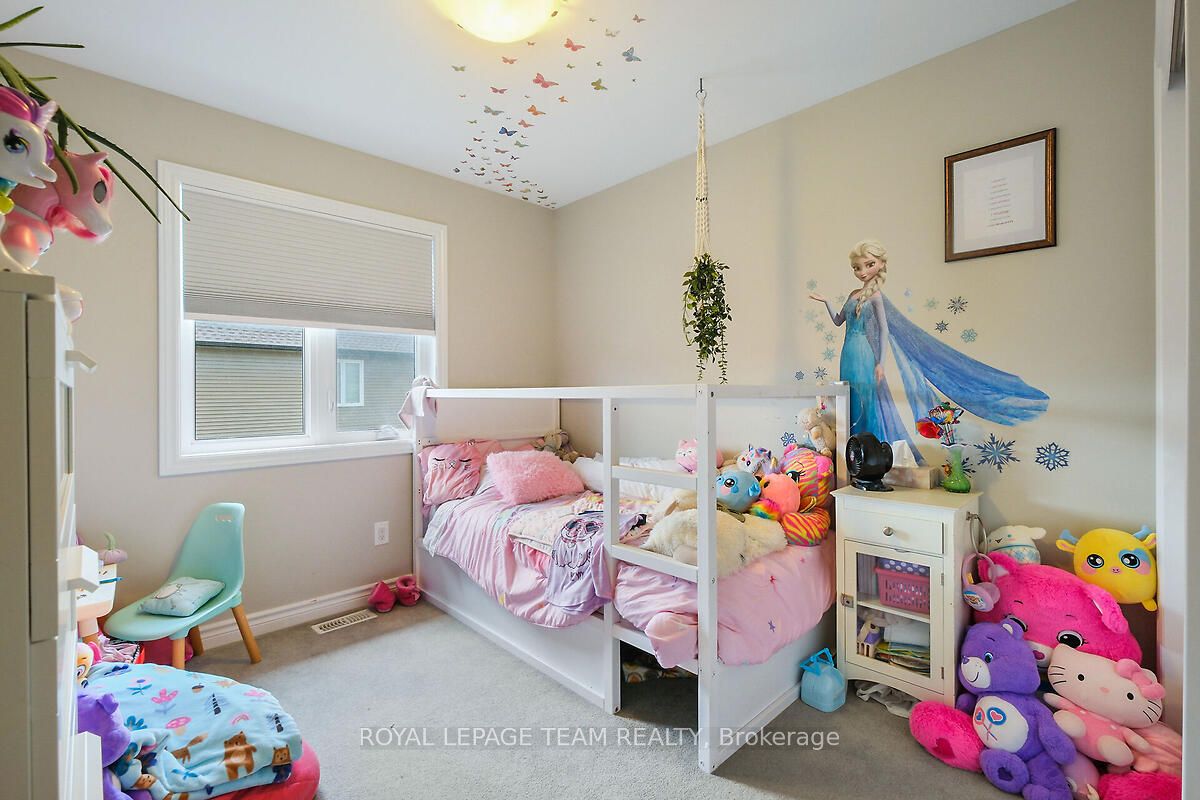 253 Fergus Crescent Property Photo 28