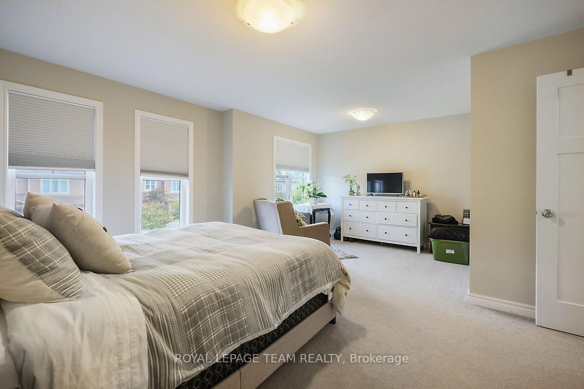 253 Fergus Crescent Property Photo 33