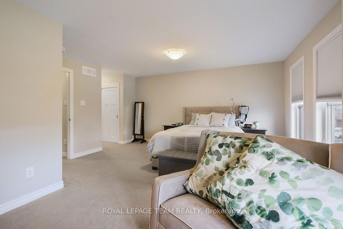 253 Fergus Crescent Property Photo 35