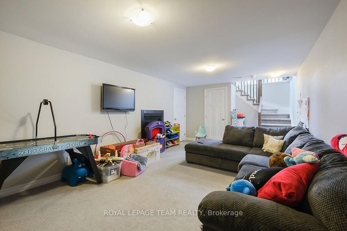 253 Fergus Crescent Property Photo 41
