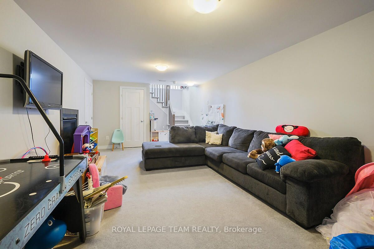 253 Fergus Crescent Property Photo 42