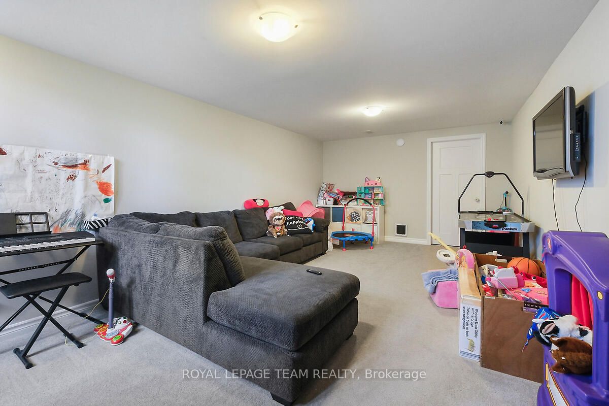 253 Fergus Crescent Property Photo 43