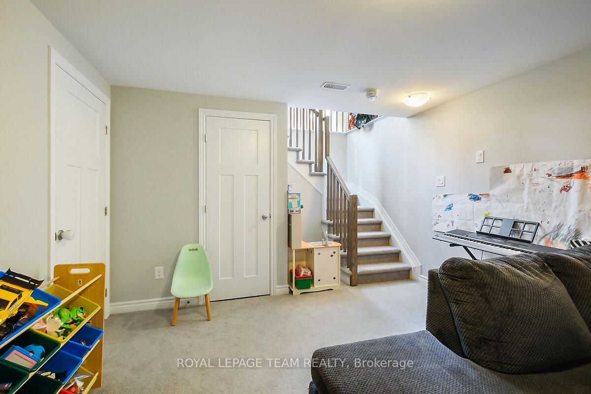 253 Fergus Crescent Property Photo 44