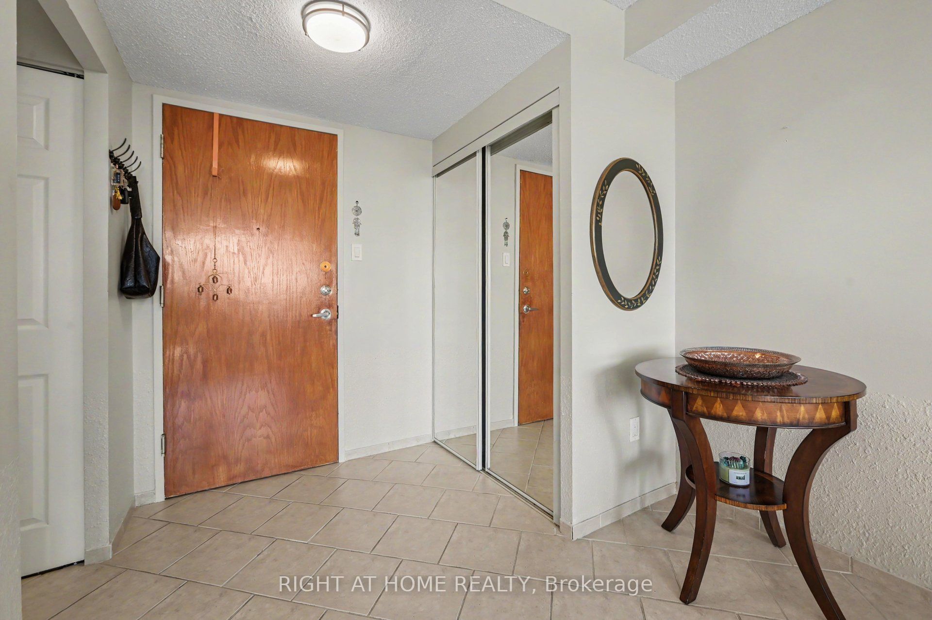 2759 Carousel Crescent 701 Property Photo 3