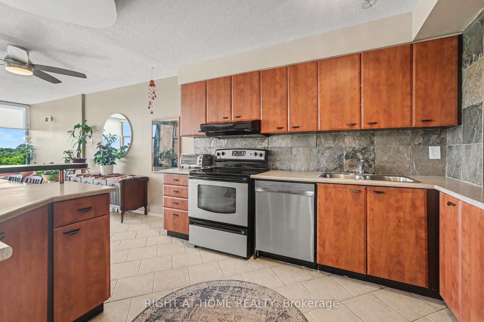 2759 Carousel Crescent 701 Property Photo 4