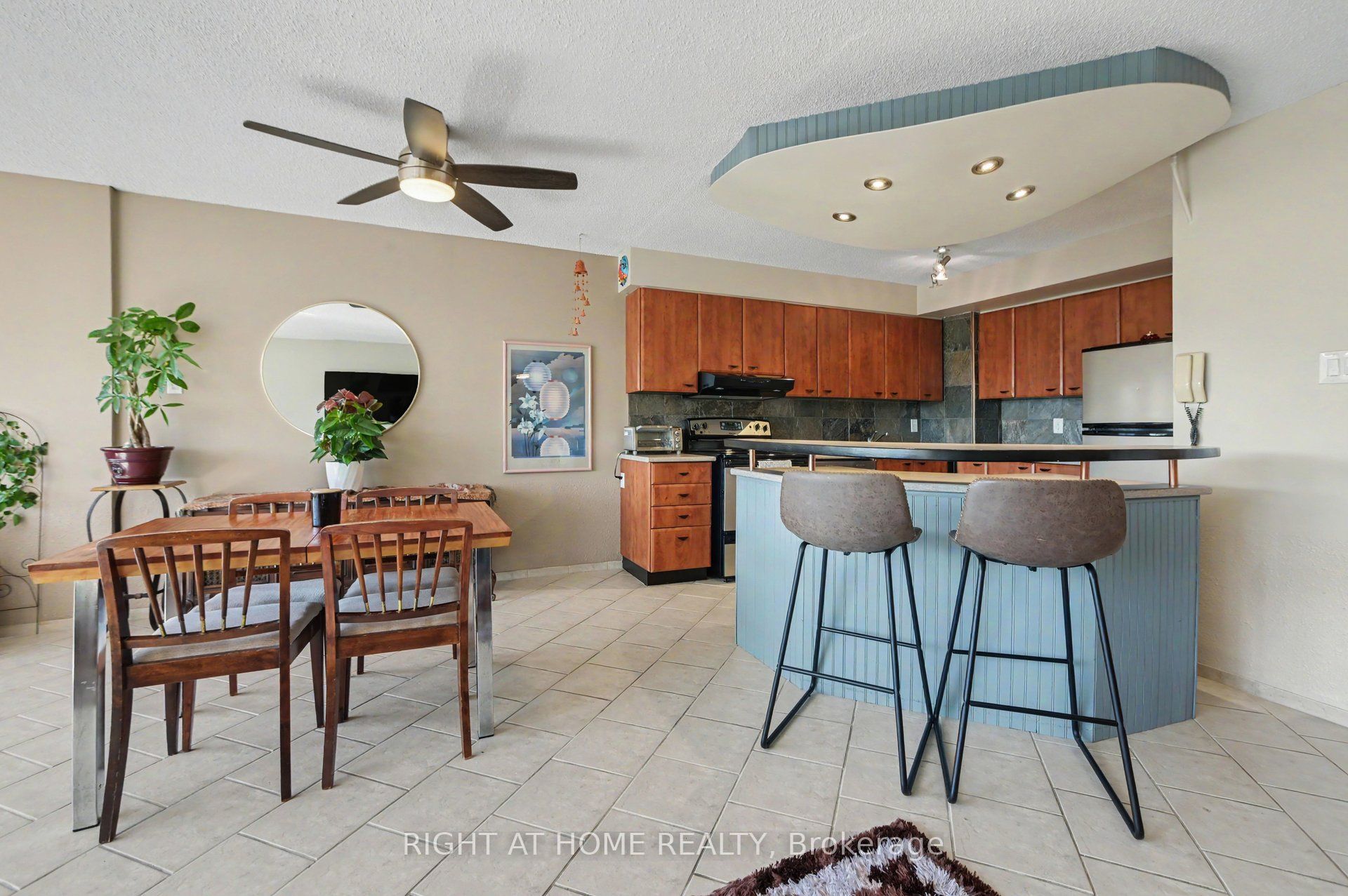 2759 Carousel Crescent 701 Property Photo 6