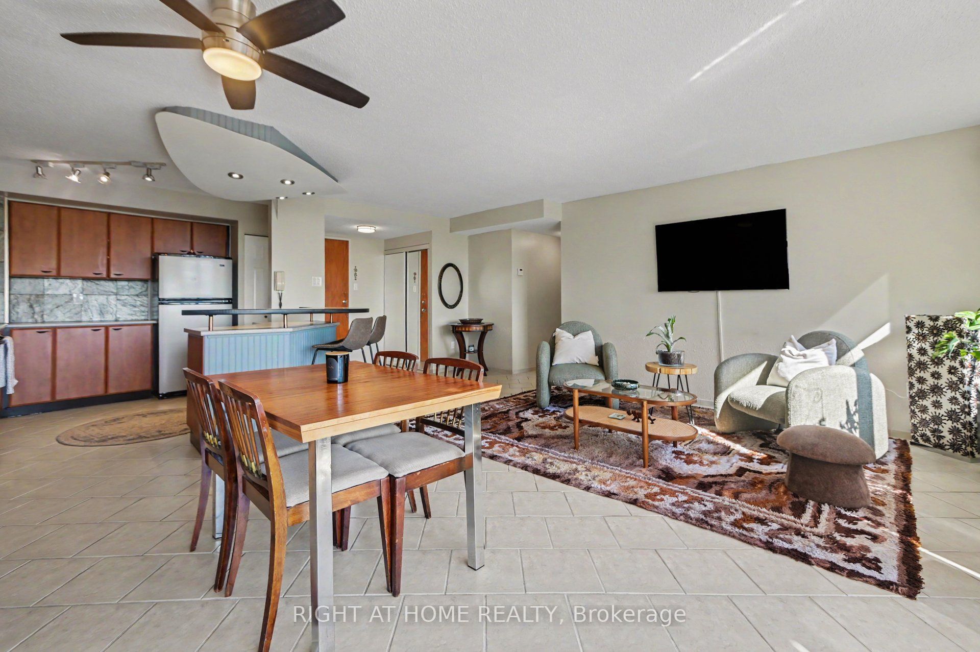 2759 Carousel Crescent 701 Property Photo 7