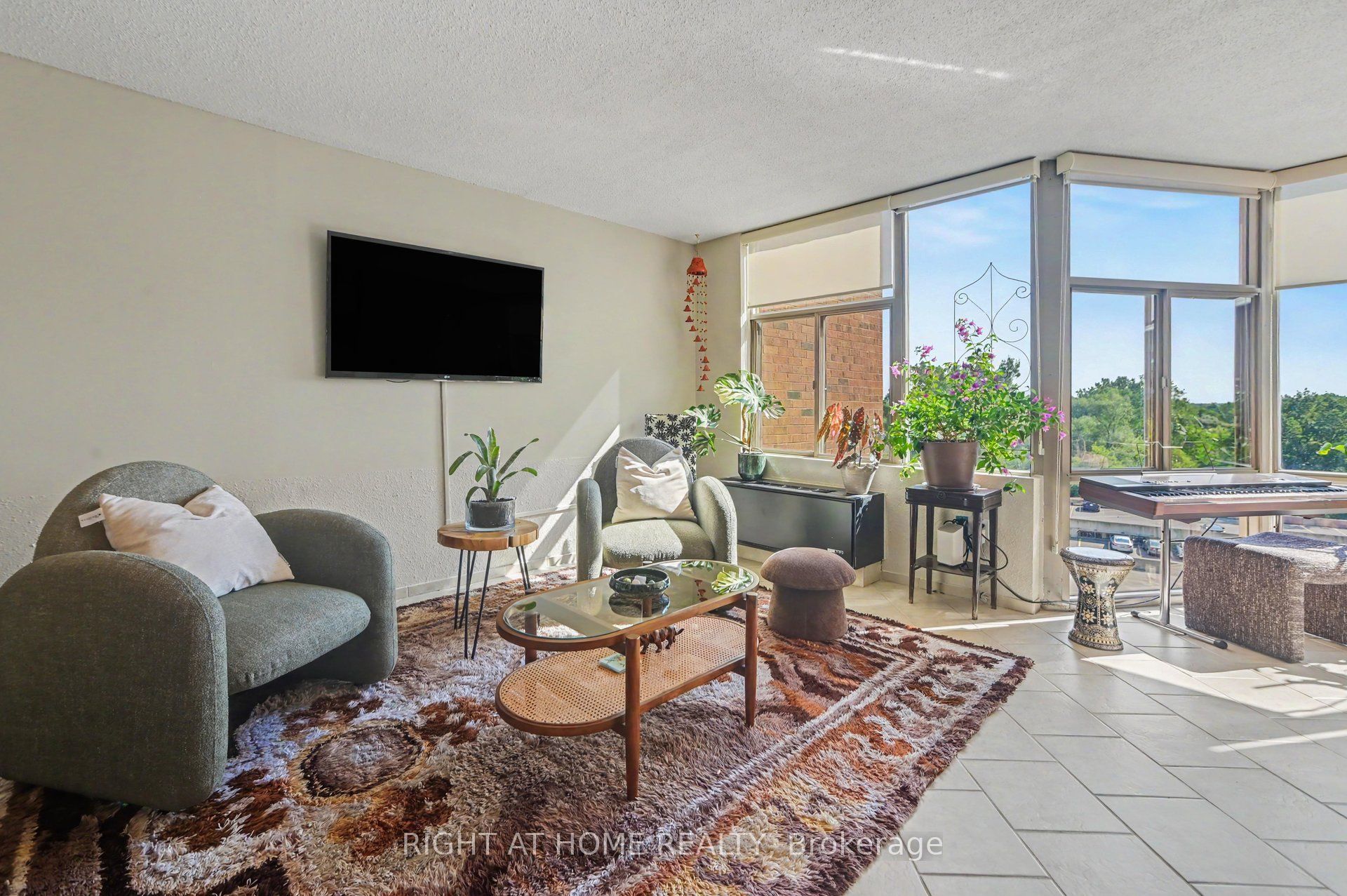 2759 Carousel Crescent 701 Property Photo 8