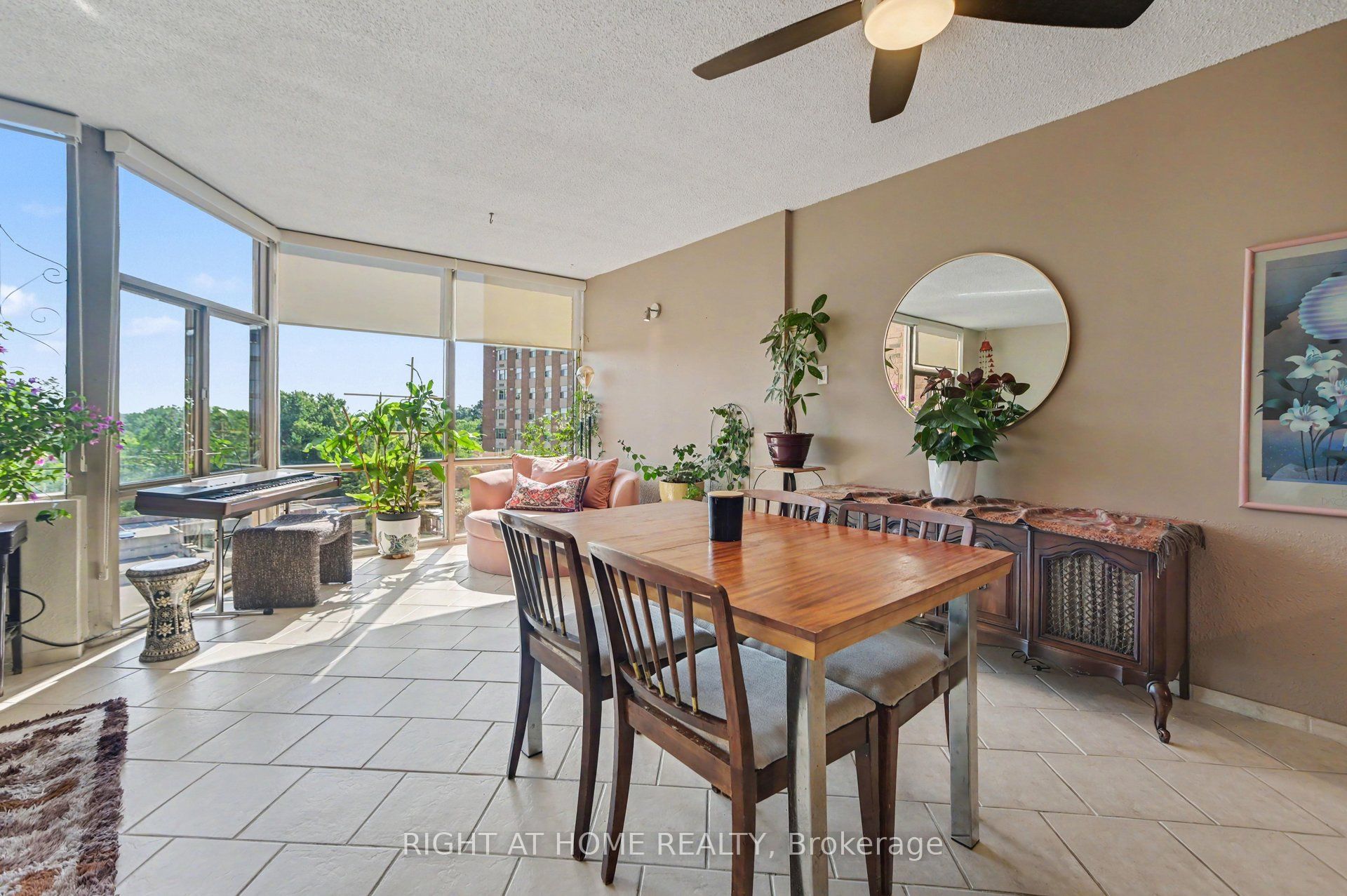 2759 Carousel Crescent 701 Property Photo 10