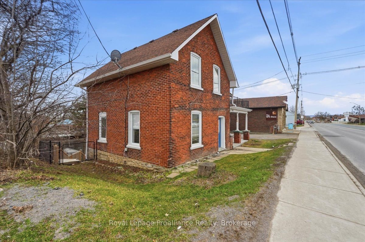 209 Dundas Street E Property Photo 4