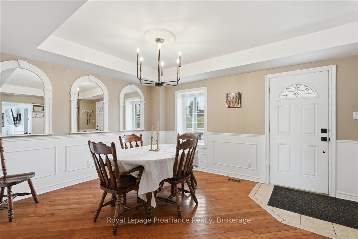 209 Dundas Street E Property Photo 6