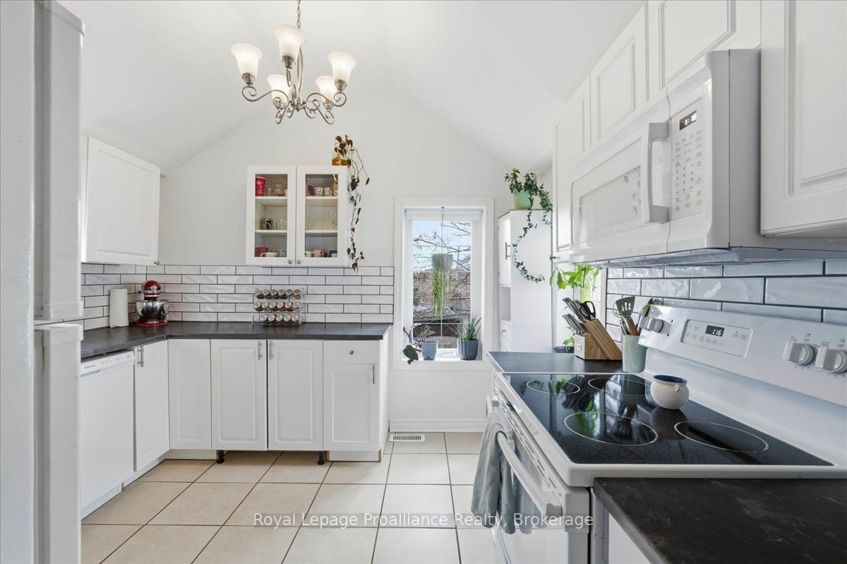 209 Dundas Street E Property Photo 7