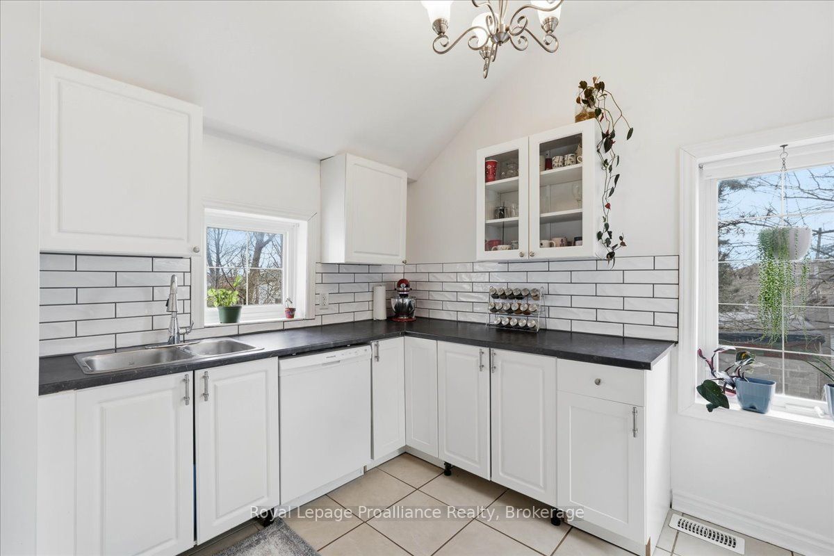 209 Dundas Street E Property Photo 8
