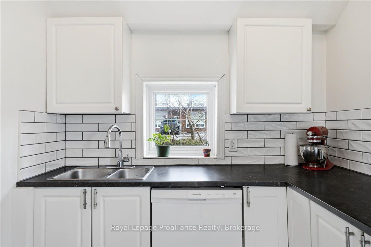 209 Dundas Street E Property Photo 9